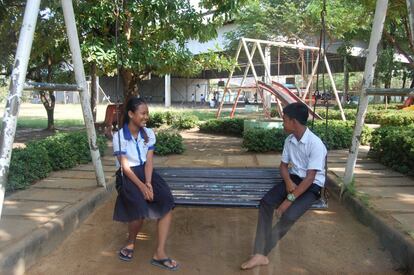 Los Srey Mey, de 14 años (izquierda), y Seng Han, de 16 años, estudiantes de Don Bosco en sus instalaciones de Poipet.