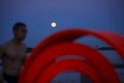 La 'luna azul' es una expresión simbólica, pues en realidad no tiene ese color. En la foto, vista desde Nueva York (Estados Unidos), cerca de la Estatua de la Libertad.