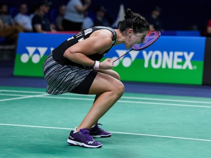 Carolina Marín celebra su victoria en semifinales del Abierto de Francia ante Akane Yamaguchi, este sábado.