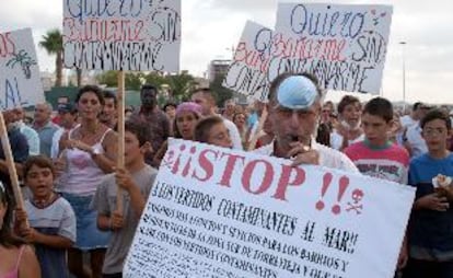 Vecinos de la zona sur de Torrevieja, ayer, durante la manifestación contra los vertidos.