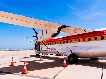 Avión de Air Nostrum, subsidiaria de Iberia, en el aeropuerto de Melilla.