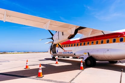 Avión de Air Nostrum, subsidiaria de Iberia, en el aeropuerto de Melilla.