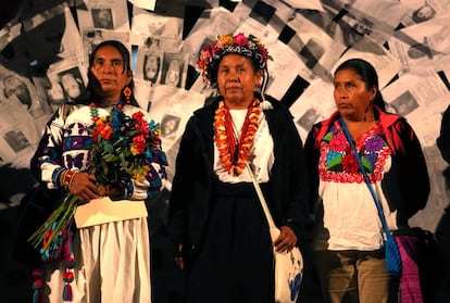 Mar&iacute;a de Jes&uacute;s Patricio y otras representantes del Consejo Ind&iacute;gena de Gobierno, en la UNAM.