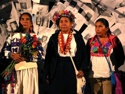 Mar&iacute;a de Jes&uacute;s Patricio y otras representantes del Consejo Ind&iacute;gena de Gobierno, en la UNAM.