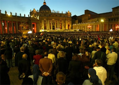 Miles de peregrinos escuchan las palabras de Juan Pablo II en la plaza de San Pedro.