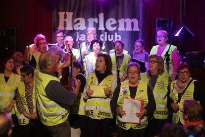 Actuación del coro de los 'iaioflautas', ayer en el Harlem Jazz Club.