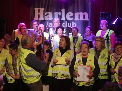 Actuación del coro de los 'iaioflautas', ayer en el Harlem Jazz Club.
