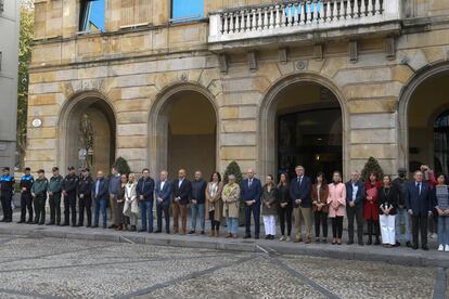 Las autoridades municipales de Gijón guardan un minuto de silencio por la niña Olivia, asesinada presuntamente por su madre, este martes.