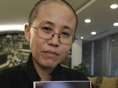 Liu Xia, esposa de Liu Xiaobo, muestra una fotografía del disidente el pasado 3 de octubre en Pekín.
