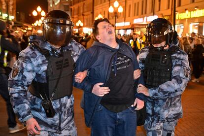 Durante las protestas también se escuchó a la otra Rusia, la que apoya la ofensiva del Kremlin. Un joven gritó “traidores” a los manifestantes, y otro fue llevado del brazo por su pareja tras encararse con los críticos.