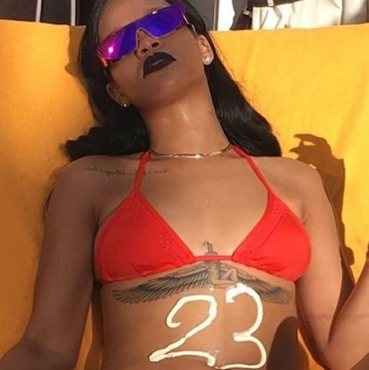 Los colores brillantes resaltan sobre la piel oscura, y Rihanna se aplica el cuento con tatuaje de inspiración egipcia (Isis, la diosa alada), gafas de espejo, joyería discreta (en oro) y su edad escrita con crema protectora en el abdomen. La juventud es así. No es lo más original del mundo, pero pocos reproches se le pueden hacer.