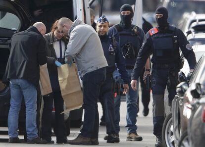 La policía revisa bolsas con el material recogido durante un registro en Schaerbeek.
