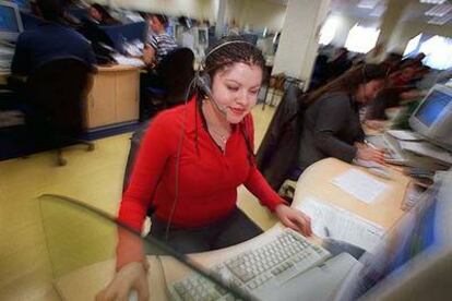 Una empleada de un centro de atención telefónica atiende a un cliente.