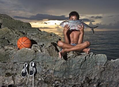 Luis, al crepúsculo Este niño de 13 años, que posa con el mágico atardecer filipino cubriendo el cielo, proviene de una familia paupérrima que le dejó en una calle de un arrabal chabolista de Manila. Ahora tiene una nueva familia.