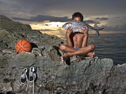Luis, al crepúsculo Este niño de 13 años, que posa con el mágico atardecer filipino cubriendo el cielo, proviene de una familia paupérrima que le dejó en una calle de un arrabal chabolista de Manila. Ahora tiene una nueva familia.