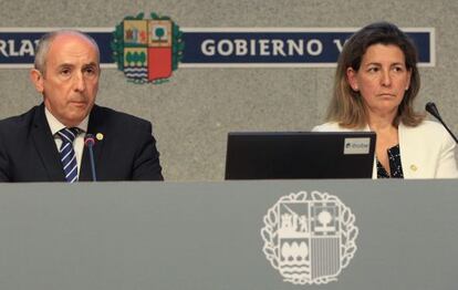 Josu Erkoreka, portavoz del Gobierno vasco, y la consejera Ana Oregi, durante la presentación del programa contra el cambio climático.