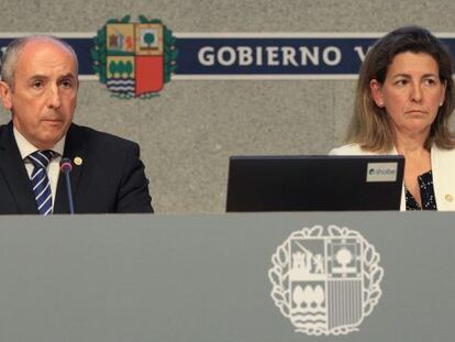 Josu Erkoreka, portavoz del Gobierno vasco, y la consejera Ana Oregi, durante la presentación del programa contra el cambio climático.