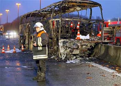 En la imagen, el autocar totalmente calcinado tras el siniestro.