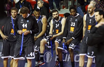Los jugadores del Uxue Bilbao Basket muestran su tristeza tras perder el partido ante el Lokomotiv Kuban