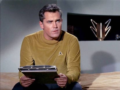 La mujer de Jeffrey Hunter le dijo que el episodio piloto de 'Star Trek' era "horrible". Así que el actor dejó la serie. Luego todos sabemos lo que pasó con ella. En la imagen, Hunter en el capítulo piloto.