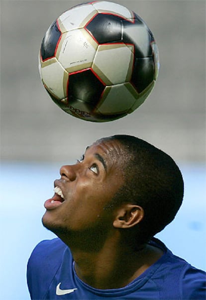 Robinho juega el pasado jueves con un balón durante una sesión de entrenamientos en el estadio Wald de Francfort.