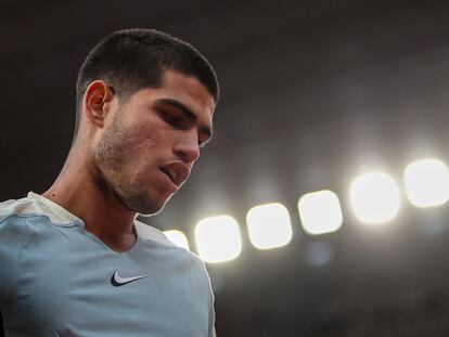 Carlos Alcaraz, durante el partido del domingo contra Londero en la Philippe Chatrier de París.