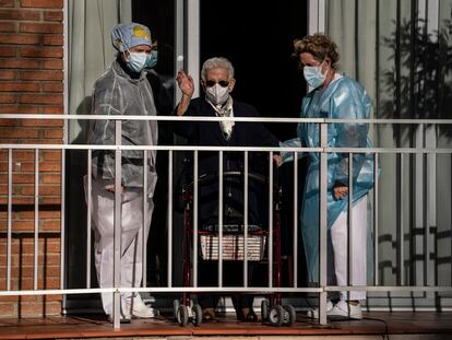 Mónica Tapias, Araceli Hidalgo, y Carmen Carboné (de izquierda a derecha), este domingo, en una de las terrazas de la residencia Los Olmos de Guadalajara.