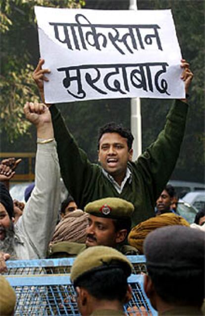 Manifestación en Nueva Delhi ayer. La pancarta dice "Pakistán culpable".