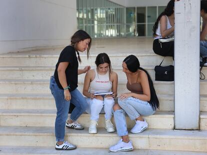Las alumnas Sarai, Manuela y Dolores, antes de la EVAU en Jerez de la Frontera.