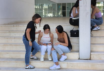 Gitanas en la EVAU: Sarai, Manuela y Dolores