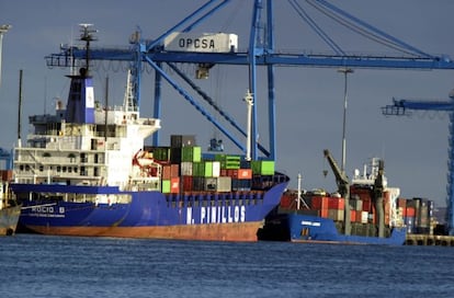 Carga de contenedores en el Puerto de Las Palmas de Gran Canaria.