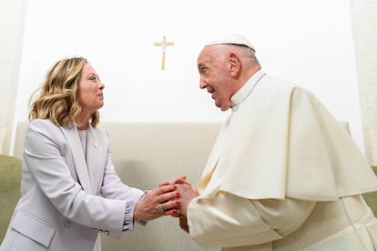 La primera ministra italiana, Giorgia Meloni, saluda al papa Francisco a su llegada a la cumbre del G7, este viernes en Savelletri.