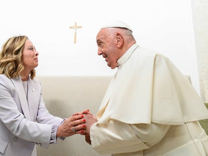 La primera ministra italiana, Giorgia Meloni, saluda al papa Francisco a su llegada a la cumbre del G7, este viernes en Savelletri.