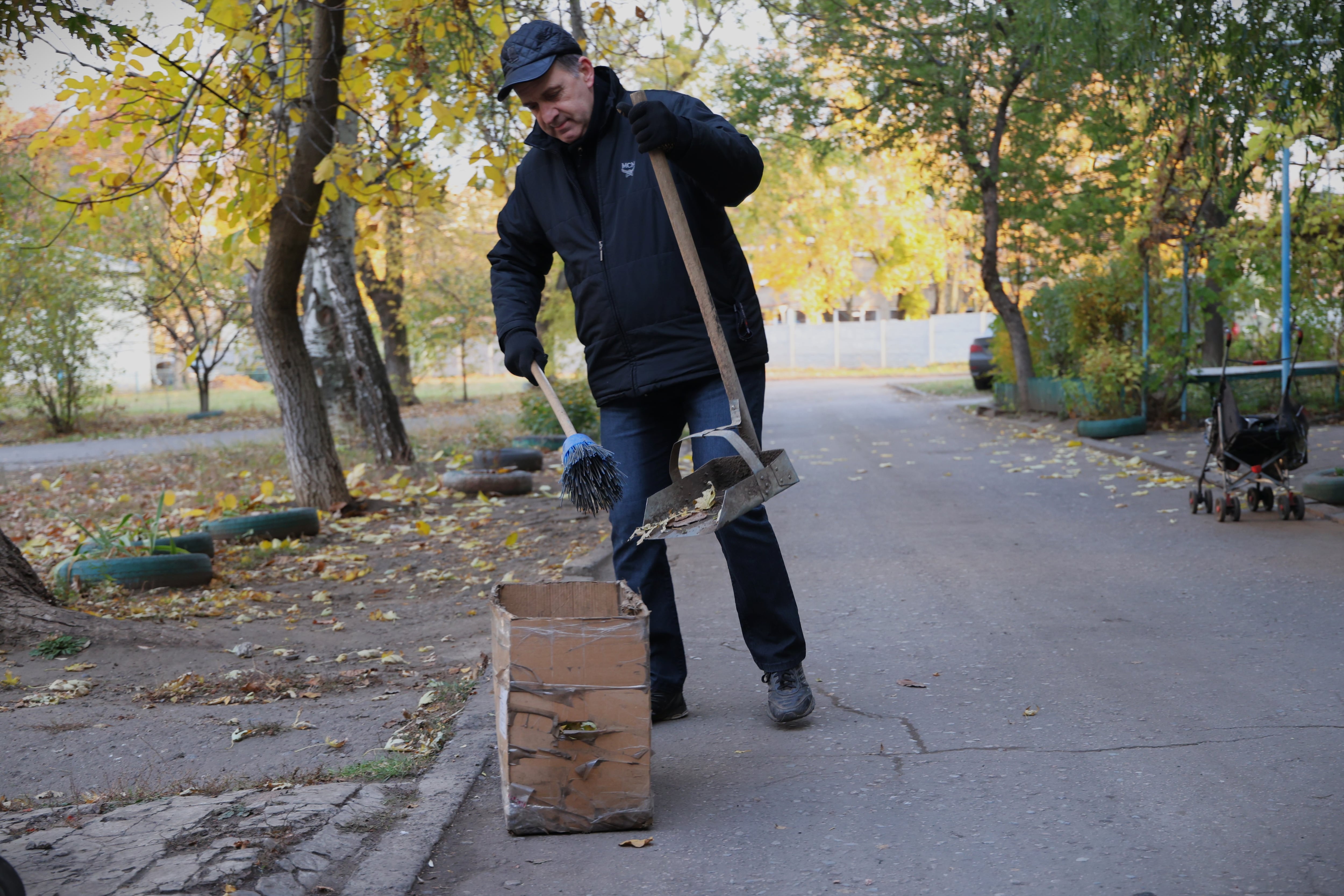 Victor, de 52 años, barre de forma voluntaria las hojas de su calle cada mañana a primera hora.