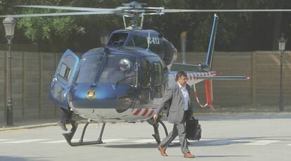 Joan Puigcercós, a su llegada al Parlament de Cataluña en helicóptero en junio de 2011, debido a que el parque de la Ciutadella tenía las puertas bloqueadas por los indignados.