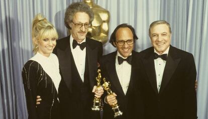 Olivia Newton-John, David Shire, Norman Gimbel y Gene Kelly posan con sus 'oscars' el 14 de abril de 1980.