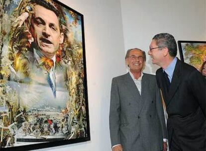 Pal Sarkozy y Alberto Ruiz Gallardon observan uno de los cuadros, con el presidente francés de protagonista, en la muestra <i>Out of Mind</i>.