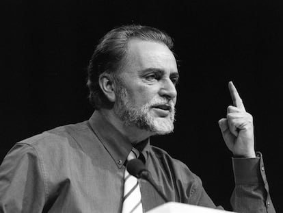Julio Anguita, durante una intervención en el 15º Congreso del Partido Comunista, en 1998.