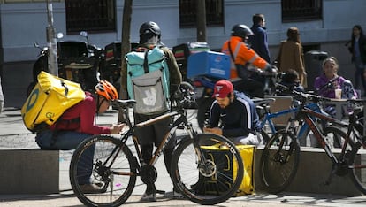 Varios repartidores a domicilio, en la plaza de Alonso Martínez de Madrid. 