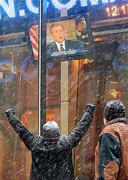 Un hombre celebra en Nueva York el anuncio de la captura de Sadam.
