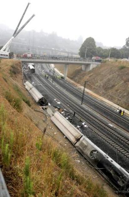 Los servicios de emergencia trabajan junto a las vías tras el accidente del tren Alvia que cubría la ruta entre Madrid y Ferrol y que descarriló anoche cuando ya estaba muy cerca de Santiago de Compostela.