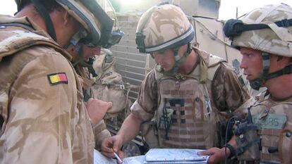 Militares británicos estudian ayer un mapa en la región afgana de Helmand (sur) tras un ataque de los talibanes.
