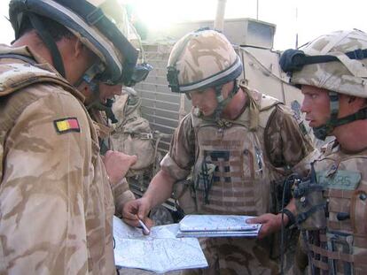 Militares británicos estudian ayer un mapa en la región afgana de Helmand (sur) tras un ataque de los talibanes.