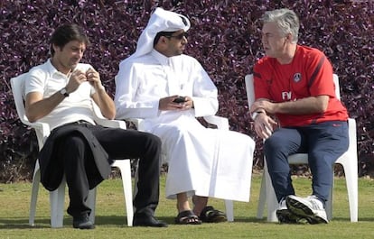 Ancelotti conversa con Leonardo (izquierda) y el dueño catarí del PSG, Nasser Al-Khelaifi, durante su etapa como técnico del club parisino.  