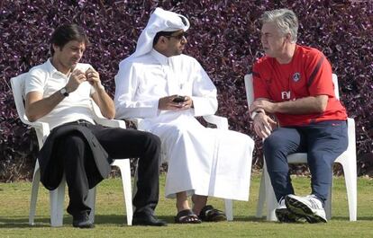 El dueño catarí del PSG, Nasser Al-Khelaifi , conversa con Ancelotti, a la derecha, y Leonardo. 