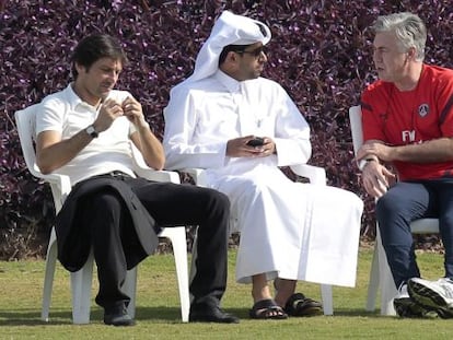 El dueño catarí del PSG, Nasser Al-Khelaifi , conversa con Ancelotti, a la derecha, y Leonardo. 