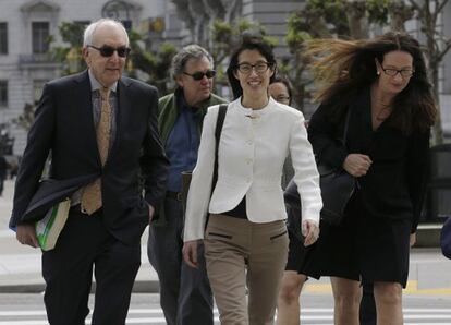 Ellen Pao, en el centro, a la salida del juicio el pasado viernes, junto a sus abogados.