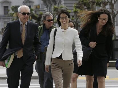 Ellen Pao, en el centro, a la salida del juicio el pasado viernes, junto a sus abogados.