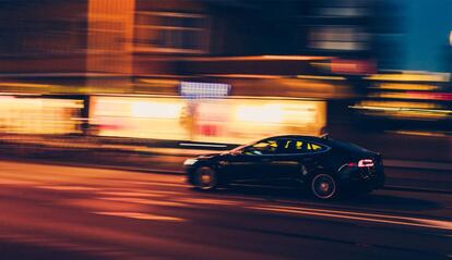 Conducción completa nocturna de un EV Tesla.