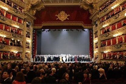 El elenco de <i> Europa reconocida</i>, De Salieri, agradece la larga ovación que les dedicó el público que acudió a la reapertura de la Scala de Milán.